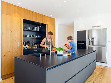 Elvira Roders Lieblingsplatz ist die Küche mit der langen Kochinsel: „Das ist der gesellschaftliche Mittelpunkt unserer Wohnung“.