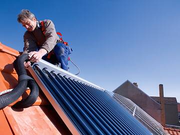 Für Warmwasserbereitung oder Heizung: Kollektoren auf dem Dach sammeln Sonnenstrahlen und wandeln diese in Wärme um.