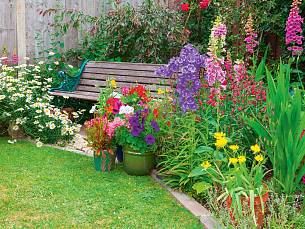 Bild 6: Verträumte Bänke, Sitzsteine oder Gartensessel als Anziehungspunkt für das Auge dienen selten der Gärtnerin oder dem Gärtner.